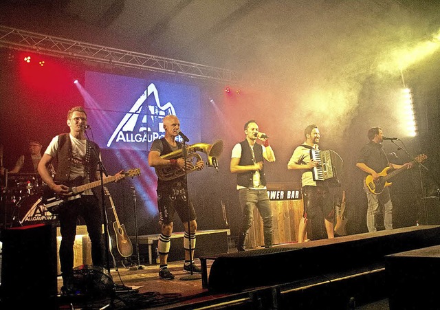 Die Band Allgu Power spielte am Erffnungsabend des Festes.  | Foto: Verein