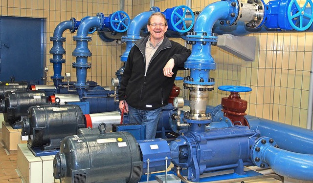 Wassermeister Ren Dietzig vor den vie...cken in den Wohnquartieren regulieren.  | Foto: Boris Burkhardt