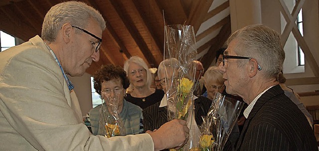 Gnter Schmidt (links) und Hans-Jrgen... mit einer gelben Rose zum Muttertag.   | Foto: Petra Wunderle