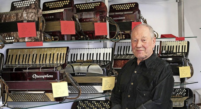 Rolf Imm vor seiner Sammlung der historischen Musikinstrumente   | Foto: Otmar Faller