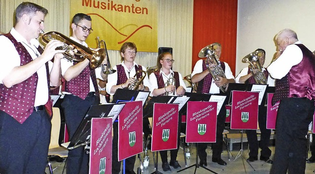 Beim Dinkelberger Blaskapellentreffen ...lle Lochbrnneler spielen und singen.   | Foto: Vera Winter