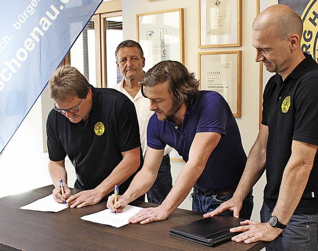 Ralf Wagner (sportlicher Leiter der RG...der Vertragsunterzeichnung (von links)  | Foto: martin klabund