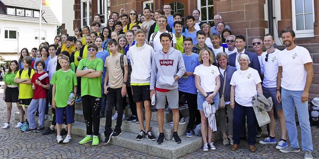 Die jungen Sportler mit Betreuern und ...lemann am Alten Rathaus in Denzlingen   | Foto: Lena Roser