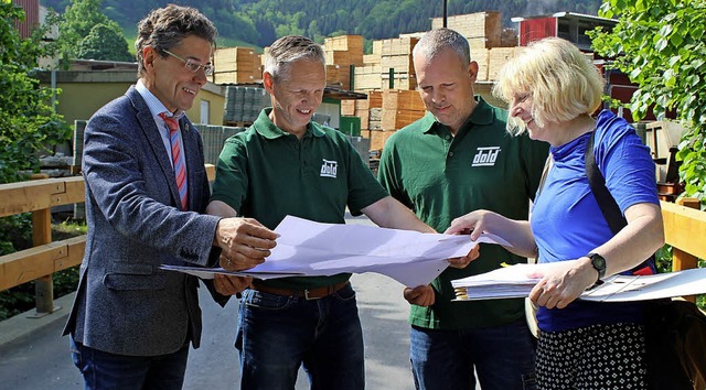 Auf der sanierten Brcke ber den Wage...Angrit Rieck vom Ingenieurbro Unger.   | Foto: Krieger