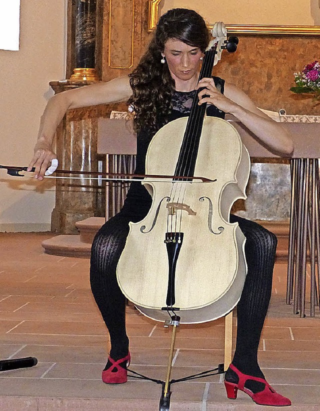 Cellistin Ida Johanne Riegels mit selbstgebautem Cello   | Foto: bgz