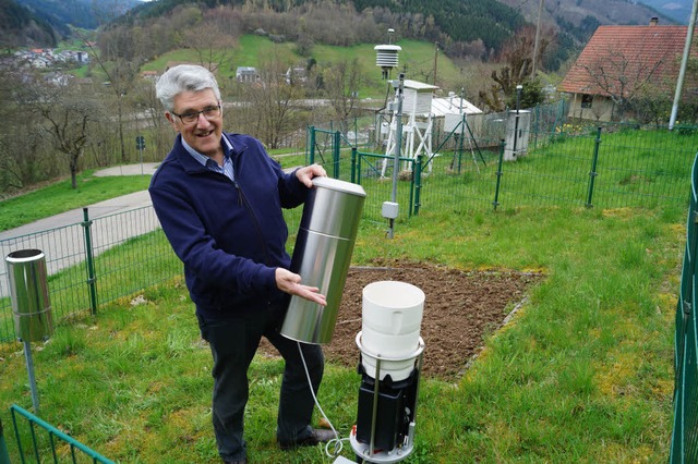Franz Schmalz an seiner Wetterstation in Wolfach   | Foto: Christine Storck