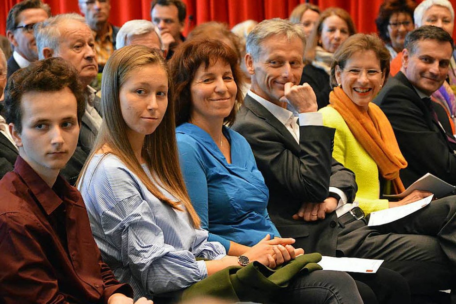 Zahlreiche Lörracher und Gäste aus dem ganzen Landkreis nutzten die Gelegenheit, sich persönlich von Michael Wilke zu verabschieden. (Foto: Barbara Ruda) Zahlreiche Lörracher und Gäste aus dem ganzen Landkreis nutzten die Gelegenheit, sich persönlich von Michael Wilke zu verabschieden. (Foto: Barbara Ruda)