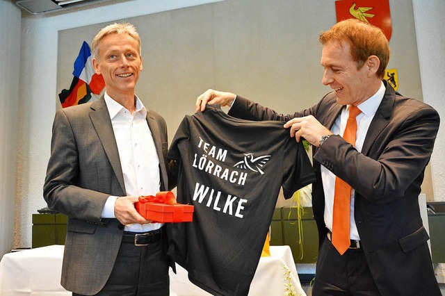 Ein T-Shirt bekam der scheidende Brge... den Weg zu seinem neuen Arbeitsplatz.  | Foto: Barbara Ruda