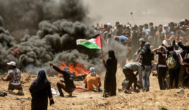 Die Palstinenser bewerfen die israeli...e  wiederum beschiet die Angreifer.    | Foto: AFP