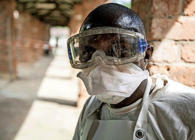 Mitarbeiter eines Krankenhauses im Kongo mit Schutzkleidung.   | Foto: dpa