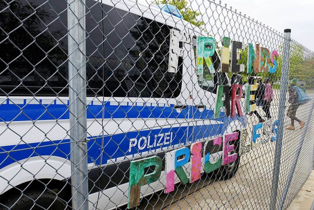 Bei der Abholung des Flchtlings in El...ar ein groes Polizeiaufgebot vor Ort.  | Foto: dpa