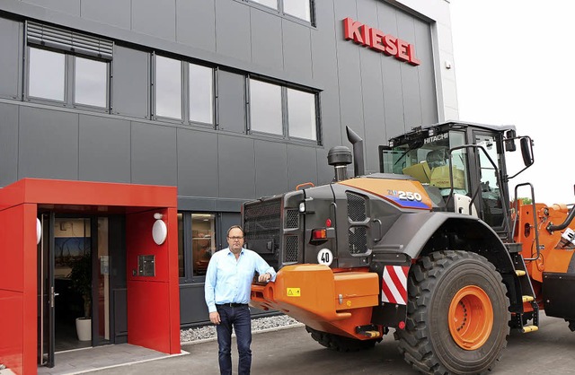 Niederlassungsleiter Ralf Gimbel vor d...ompaktbau in Riegel und einem Radlader  | Foto: Helmut HASSLER