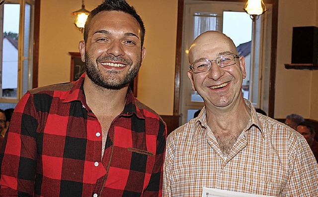 Der Vorsitzende Raphael Buselmeier (li...gratulierte dem Geehrten Dieter Brand.  | Foto: Werner Schnabl