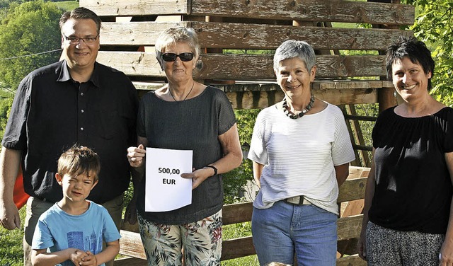 Mario Isele  empfngt von Gisela Selb ...dergartens Angelika Frber (rechts).    | Foto: Johannes Renner