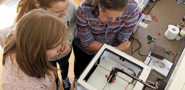 Mit der Technik eines 3D-Druckers besc...97;Boy&#8217;s-Day diese drei Mdchen.  | Foto: Landratsamt