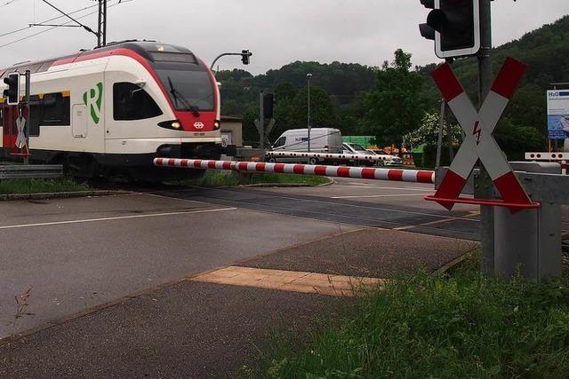 Schwertransporter kollidiert mit Zug der Wiesentalbahn in Steinen