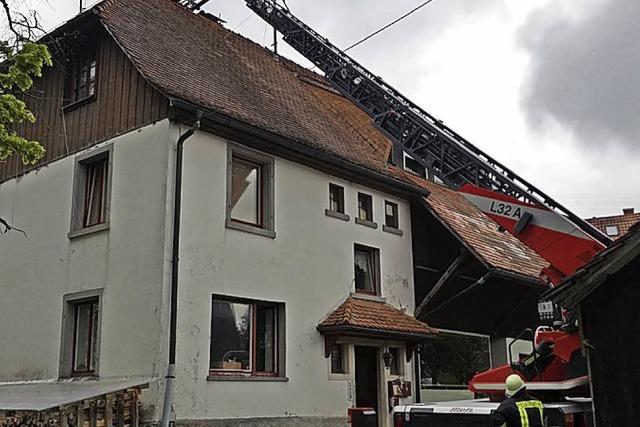 Feuerwehr lscht Kaminbrand