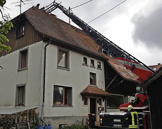 Kaminbrand in Mnchingen: Auch die Drehleiter aus Bonndorf war im Einsatz.  | Foto: Olaf Thor