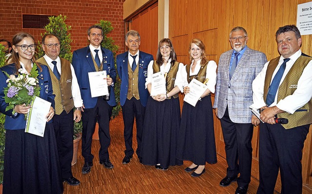 Die Trgerin des goldenen Leistungsabz...einsvorsitzender Christoph Drr (v.l.)  | Foto: SIL