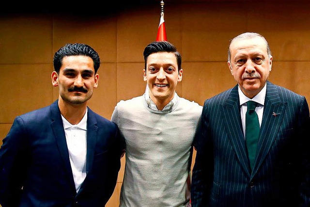 Fuball-Nationalspieler posieren mit Erdogan.  | Foto: dpa