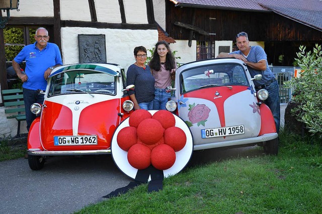 Walter Gyssler (links) und Volker Adam...is Schwarzwlder Bollenhte gefertigt.  | Foto: privat