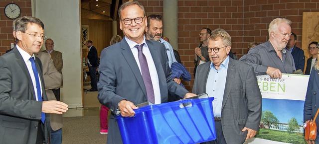 20000 Unterschriften in der blauen Box...ntscheidung auch Gewicht haben werden?  | Foto: Olaf MIchel