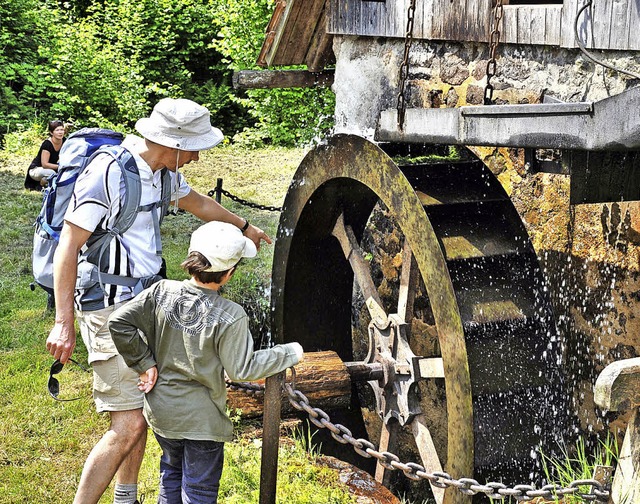 Das Wasserrad treibt in der Mhle den Mahlstein an.   | Foto: Fotos: h. Dauenhauer