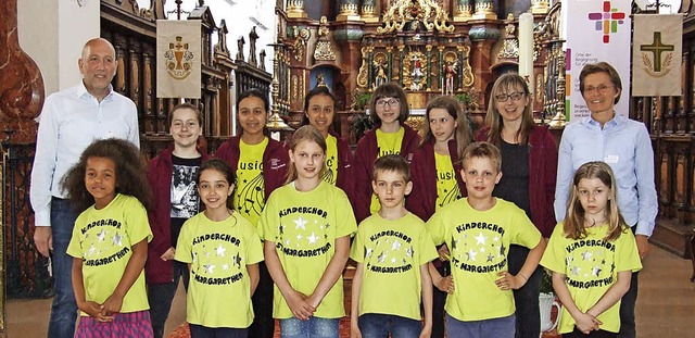 Waldkircher Kinderkirchenchorsnger mit Eva Wohlfahrt und Pfarrer Heinz Vogel.   | Foto: Kinderkirchenchor sselsorgeeinheit Waldkirch