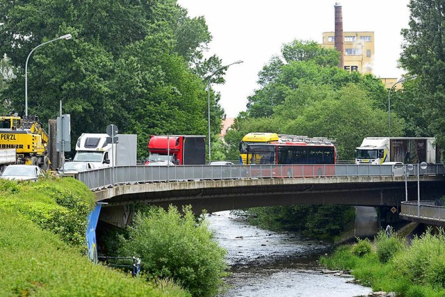 Trbe Aussichten: Auf der Leo-Wohleb-Brcke.  | Foto: ingo schneider