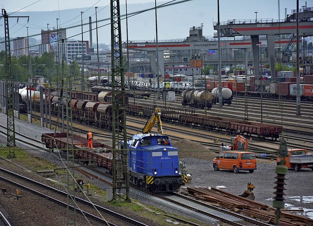 Sdlich der Friedensbrcke entstehen neue Rangiergleise.   | Foto: Lauber