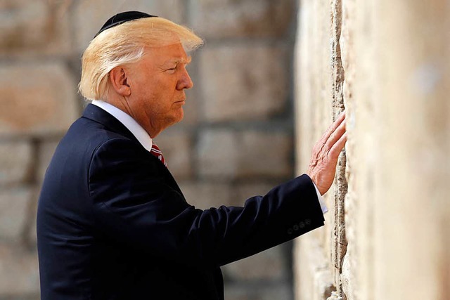 US-Prsident Donald Trump berhrt im M...Klagemauer in Altstadt von Jerusalem.   | Foto: dpa