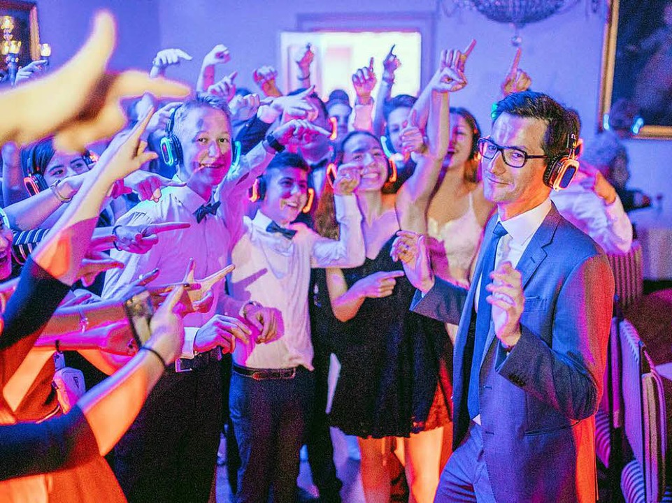 Martin Horn tanzt bei der Silent Disco...und wird von jungen Menschen gefeiert.  | Foto: Fionn Groe