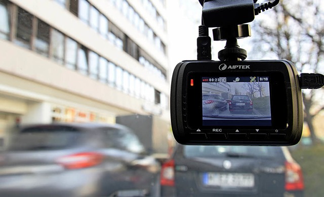 Eine sogenannte Dashcam, befestigt an ...be, filmt den Verkehr aus einem Auto.   | Foto: dpa