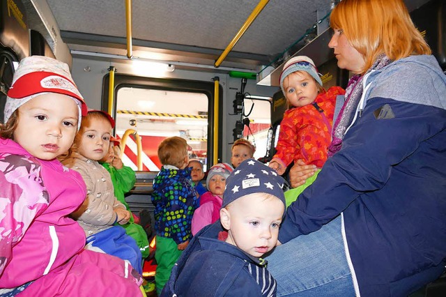 Auch die Fahrerkabine des Feuerwehrfah...durften die Kinder in Beschlag nehmen.  | Foto: Juliane Khnemund