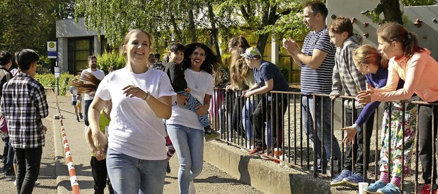 Liefen selbst mit beim Spendenlauf an ...Arm) und sein Vater (im Hintergrund).   | Foto: Annika Sindlinger