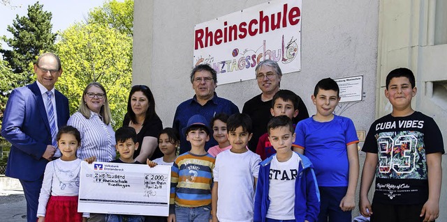 Andreas Rhle (Marktbereichsleiter  Fi...ofitieren die Kinder der Rheinschule.   | Foto: Volksbank Dreilndereck