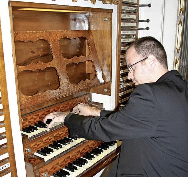 Stellt Bach bei seinem Konzert in Sank... Kontext: Organist Francesco Pedrini    | Foto: Albrecht Klr