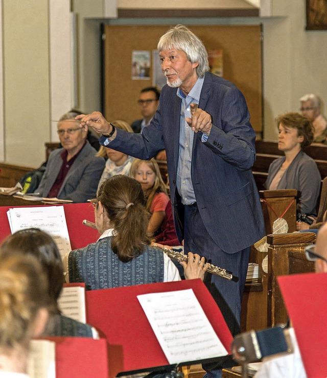 Gerhard Fischer-Mnster dirigiert beim...omponierte &#8222;Sinfonietta&#8220;.   | Foto: Olaf Michel