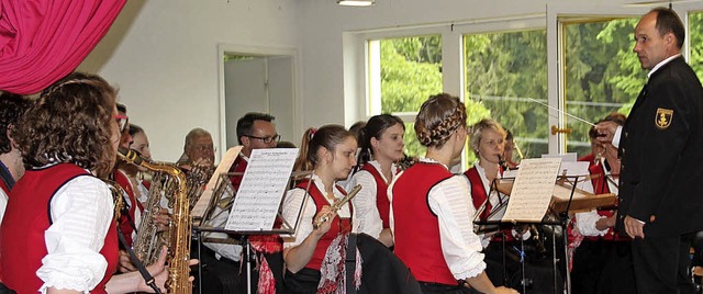 Frhlingsfest des Musikvereins Edelwei...einenstadt mit ihrem Dirigenten Jordan  | Foto: Rolf-Dieter Kanmacher