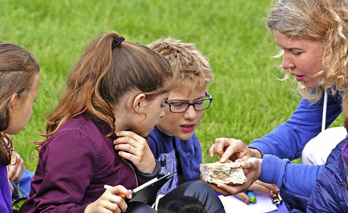 Anja Dring (rechts) erklrt den Schlern Naturphnomene.   | Foto: Lena Roser