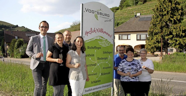 Mit einem Glas Sekt feierten (von link...er neuen Eingangsportale in Vogtsburg.  | Foto: Herbert Trogus