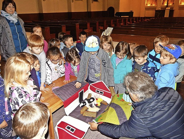 Bei einer Fhrung  erfuhren die Kinder...die Kirche und den Beruf des Pfarrers.  | Foto: Claudia Gempp