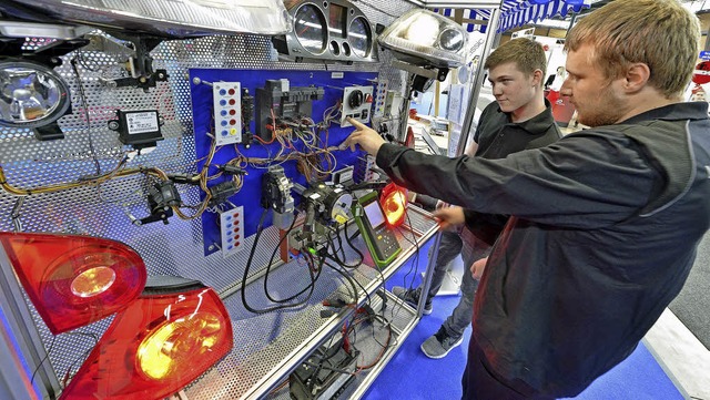 Einen Einblick in die Auto-Elektrik ge...n junge Leute bei der Job-Start-Brse.  | Foto: Michael Bamberger