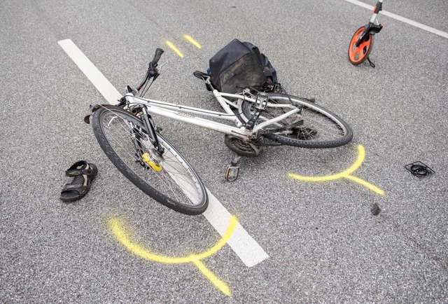 Ein 63 Jahre alter Autofahrer bersah die junge Radfahrerin. (Symbolbild)  | Foto: dpa