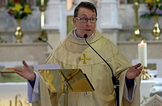 Sang 2014 bei einer Hochzeits-Messe Le...der irische Priester Father Ray Kelly   | Foto: AFP
