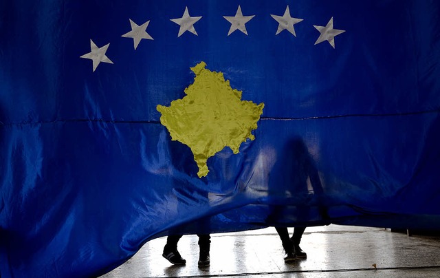 Mehr Sterne fr die EU? Zwei Schler i...osovo eine Nationalflagge des Landes.   | Foto: dpa