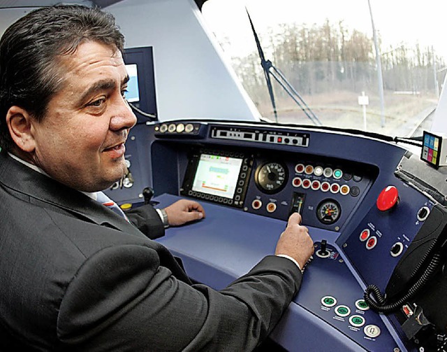 Sigmar Gabriel im Jahr 2006, damals no...haus  einer  S-Bahn der Firma Alstom.   | Foto: dpa
