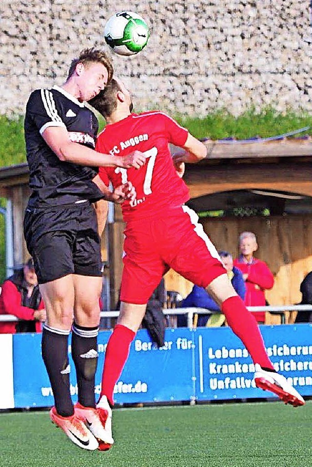 Der Freiburger Matthis Eggert (links) ...hts auf dem Kunstrasen im Lettenpark.   | Foto: Jutta Geiger