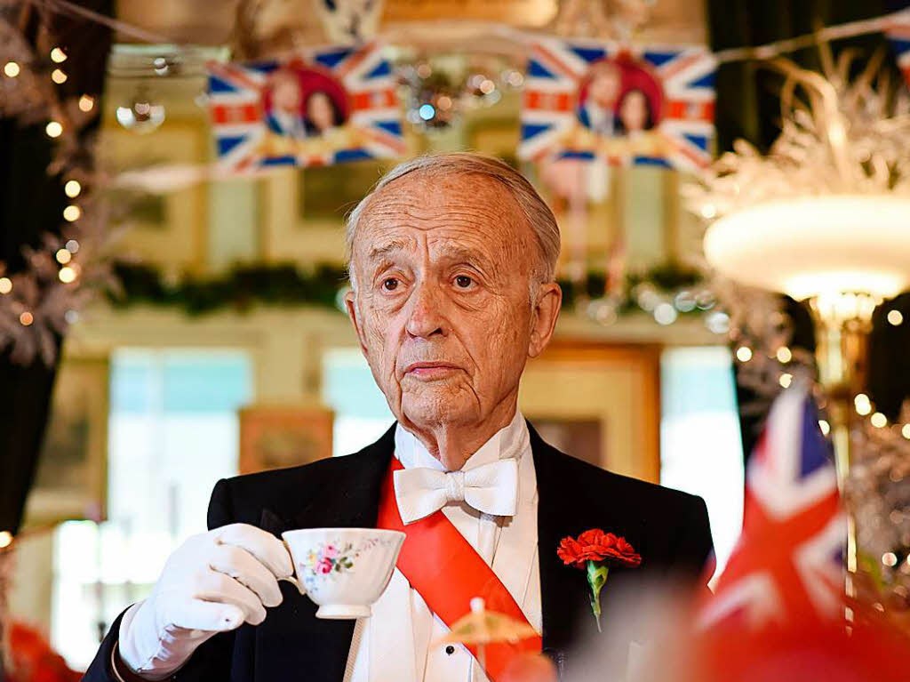 <ppp> dessen Besitzer Edmund Fry der Braut angeblich Tipps gegeben hat, wie sie mit der Queen Tee trinken sollte.</ppp>