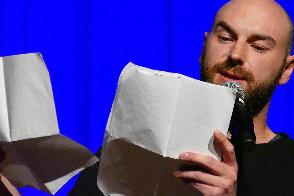 Die Poetry-Slammer Leticia Wahl, Samuel Kramer, Anna Teufel, Marvin Suckut, Malte Rosskopf, Gabriel Vetter und Moderator Felix Römer unterhielten das Publikum bestens. (Foto: Nina Witwicki) Die Poetry-Slammer Leticia Wahl, Samuel Kramer, Anna Teufel, Marvin Suckut, Malte Rosskopf, Gabriel Vetter und Moderator Felix Römer unterhielten das Publikum bestens. (Foto: Nina Witwicki)